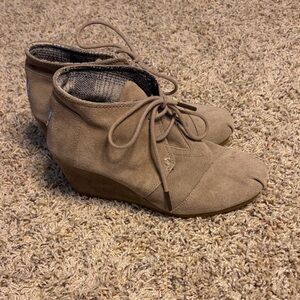 Toms - Women’s Suede Wedge Ankle Boots - Tan
